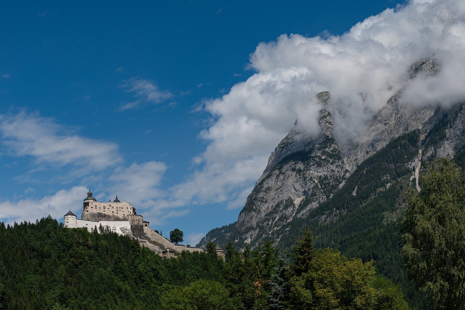 Burcht Hohenwerfen De middeleeuwse burcht van Hohenwerfen in SalzburgerLand is één van de mooiste kastelen van Oostenrijk en fantatisch gelegen op een 113 meter hoge rots. Aartsbischop Gebhard van Salzburg liet het verdedigingswerk in 1077 bouwen.  Tegenwoordig zijn er rondleidingen door onder meer kapel, folterkamer, klokkentoren en vorstenkamer, waarbij een gids vertelt over de burcht en haar vroegere bewoners. Ook is er een wapenexpositie, een valkerijmuseum en een dagelijkse roofvogelshow. Stefan Cruysberghs